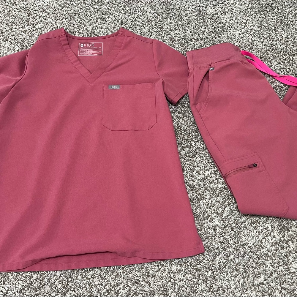 FIGS Women's Scrub Set in Dusty Rose